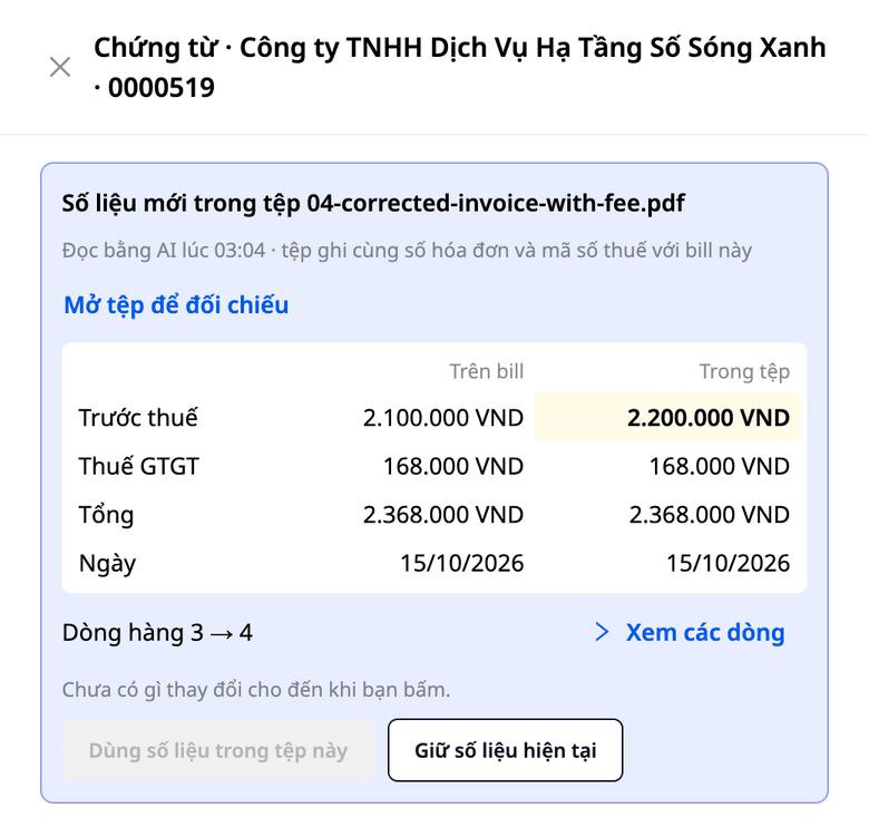 Kortið Số liệu mới trong tệp: tveir dálkar Trên bill og Trong tệp fyrir áður en skattur (2.100.000 VND á bill, 2.200.000 VND í skránni), virðisaukaskatt, heild og dagsetningu; Lína 3 → 4 með Xem các dòng; línan Chưa có gì thay đổi cho đến þegar þú smellir; hnappurinn Dùng số liệu trong tệp này er enn grár þar sem línurnar hafa ekki verið opnaðar, hnappurinn Giữ số liệu hiện tại er virkur.