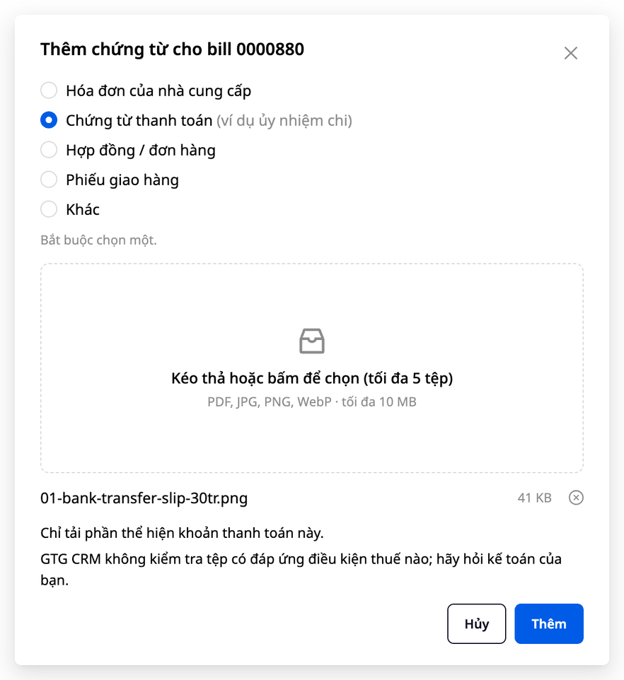 Glugginn Bæta við skjölum fyrir bill með fimm skráartegundum, þar sem Greiðsluskjal (til dæmis greiðslutilkynning) er valið; draga-og-sleppa svæði með textanum PDF, JPG, PNG, WebP · hámark 10 MB; ein millifærslumynd er valin, tvær athugasemdalínur hér að neðan og tveir hnappar, Hætta við og Bæta við.