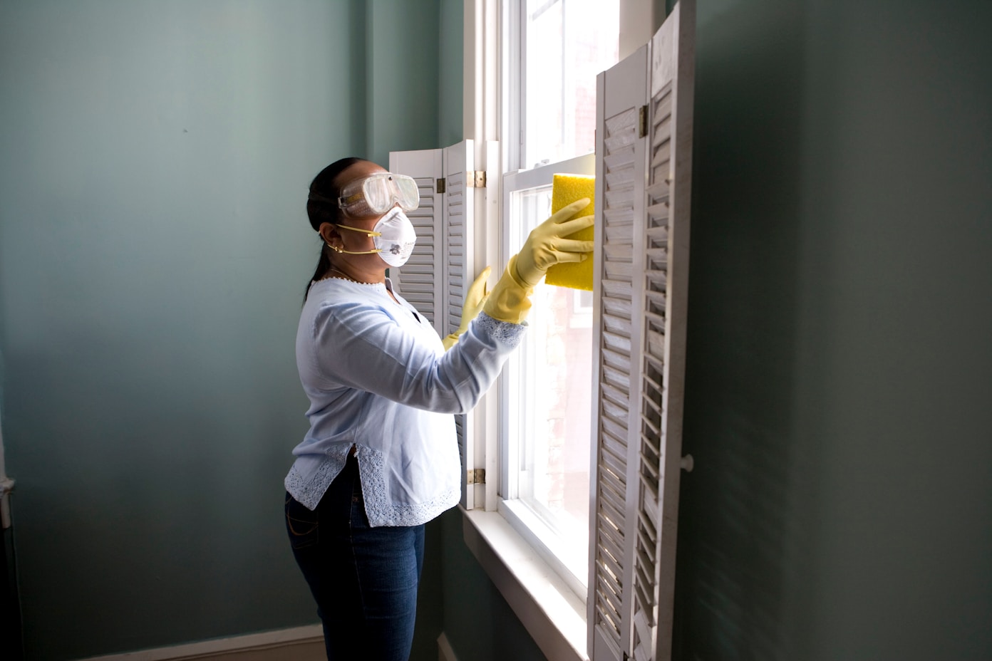 Professional cleaner from SparklePro Cleaners 