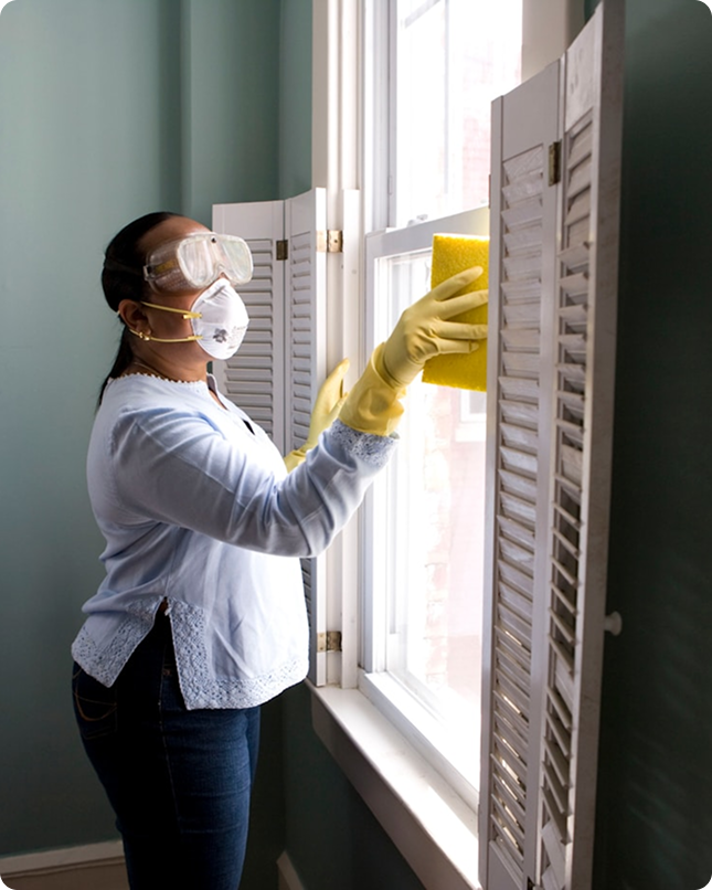 Professional cleaner from SparklePro Cleaners 