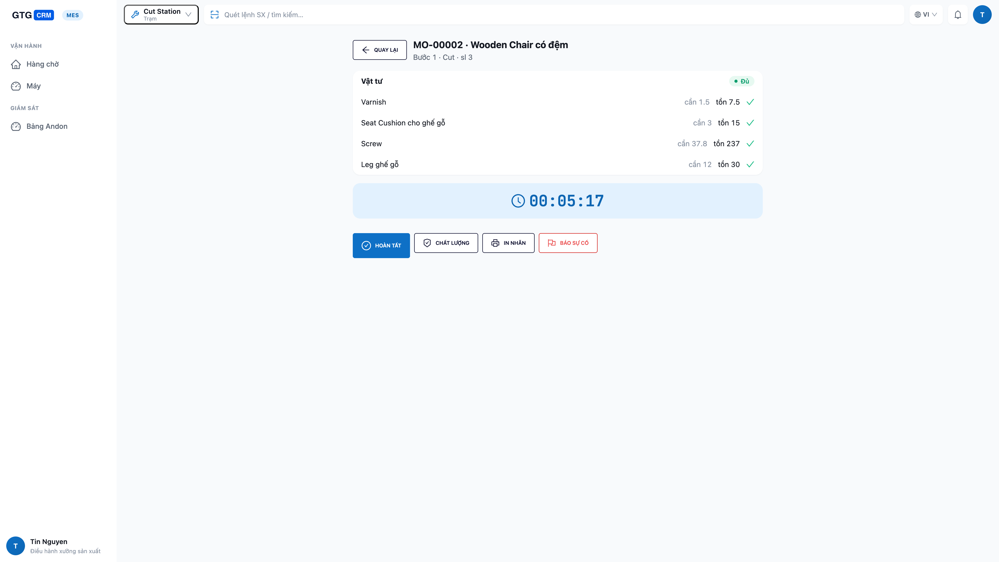 Operator terminal: station queue, Start/Complete buttons, fields for quantity produced/scrap